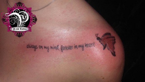Schriftzug und Schmetterling Pink Tattoo Piercing Studio