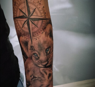 Löwenbaby Kompass Tattoo