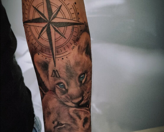 Löwenbaby Kompass Tattoo