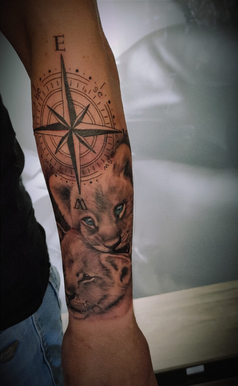 Löwenbaby Kompass Tattoo – P.ink Neustadt bei Coburg