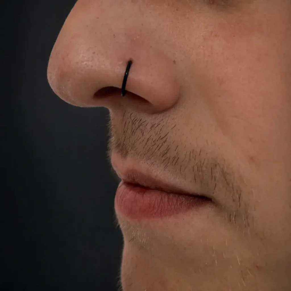 Schwarzer Nasenring als Nostril Piercing im P.ink Tattoo & Piercing Studio