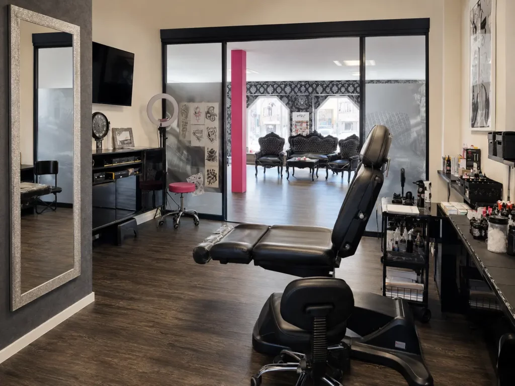 Tattoo-Arbeitsplatz mit Blick in den Wartebereich des P.ink Studios in Neustadt bei Coburg